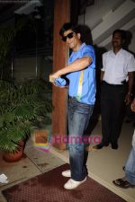 Shahrukh Khan at SRK_s cricket screening in Mannat on 30th March 2011 (7).JPG